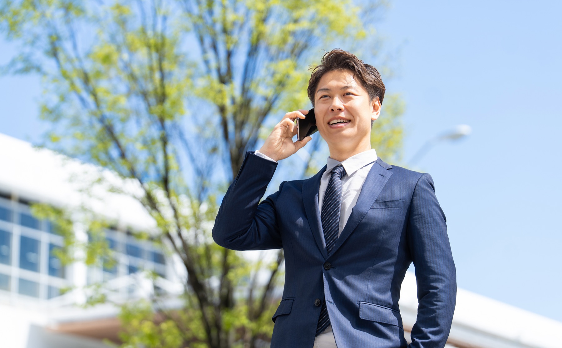 商談や営業のシーンで自信を持って話すビジネスパーソン